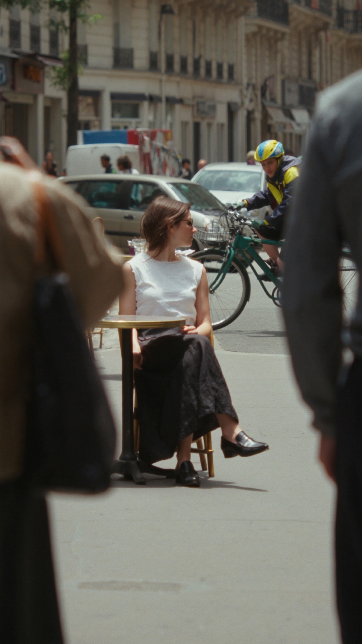 AI-generated Paris café scene